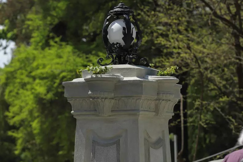 Bucureștenii și turiștii se pot plimba din nou pe Podul Mare din Cişmigiu, care a fost consolidat şi renovat. Foto: Vlad Chirea / Libertatea