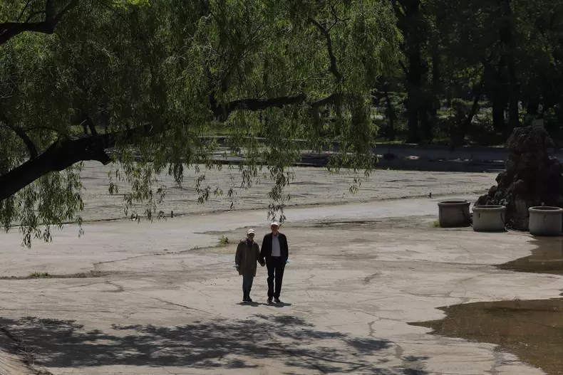 Bucureștenii și turiștii se pot plimba din nou pe Podul Mare din Cişmigiu, care a fost consolidat şi renovat. Foto: Vlad Chirea / Libertatea