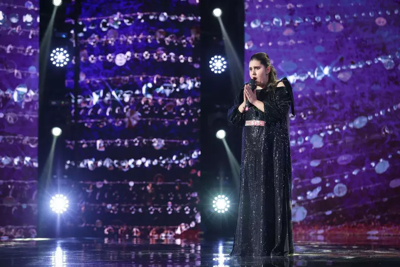 romanii-au-talent-2023-katrinel-prisacaru-o-poveste-de-viata-impresionanta-si-o-voce-unica-ma-trec-fiori2