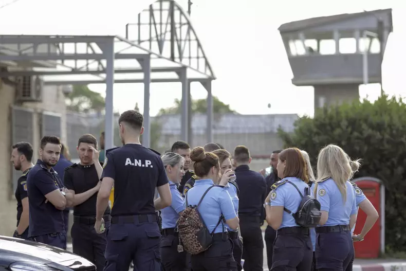 Protest organizat de membrii sindicatelor din sistemul de penitenciare, in fata Penitenciarului Rahova, din Bucuresti, 31 mai 2023. Inquam Photos / Octav Ganea
