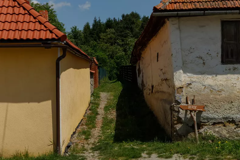 Potecile din Bicfalău, comuna Ozun, sunt marcate cu indicatoare de lemn