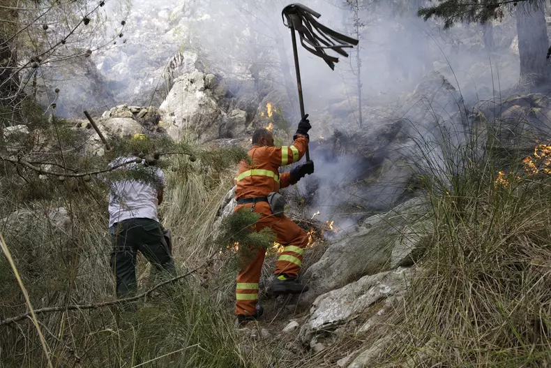 Italy, Palermo: Fire in Altofonte. Firefights at work