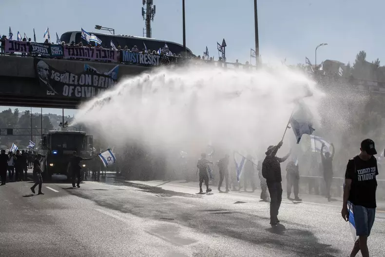 Anti-Netanyahu group block Tel Aviv-Jerusalem highway