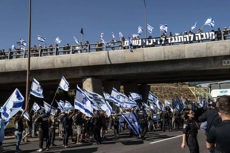 Anti-Netanyahu group block Tel Aviv-Jerusalem highway