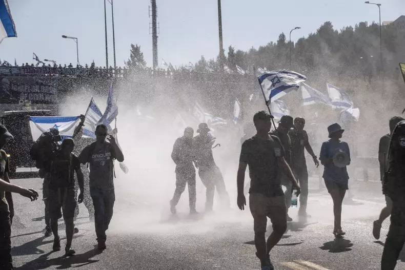 Anti-Netanyahu group block Tel Aviv-Jerusalem highway