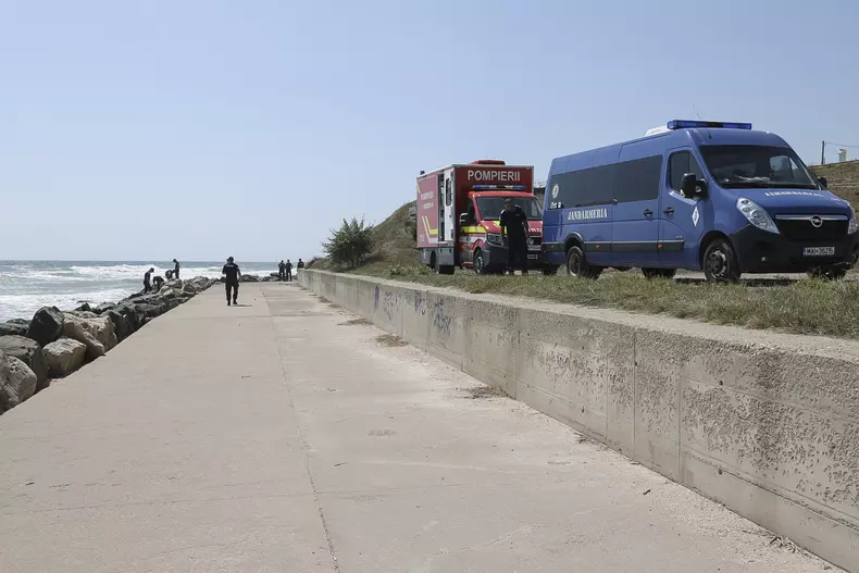 Reprezentanti ai ISU si MAI intervin in apropierea zonei de faleza unde a avut loc o explozie, in Costinesti, 14 august 2023. Inquam Photos / Costin Dinca