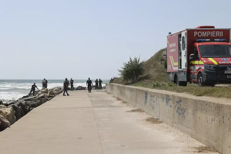 Reprezentanti ai ISU si MAI intervin in apropierea zonei de faleza unde a avut loc o explozie, in Costinesti, 14 august 2023. Inquam Photos / Costin Dinca