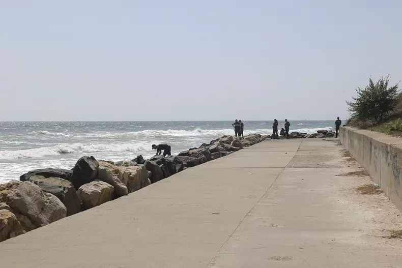 Reprezentanti ai ISU si MAI intervin in apropierea zonei de faleza unde a avut loc o explozie, in Costinesti, 14 august 2023. Inquam Photos / Costin Dinca