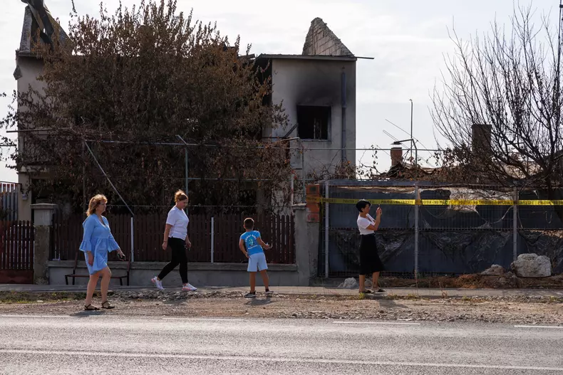 cativa-trecatori-inspecteaza-una-din-casele-avariate-de-explozie