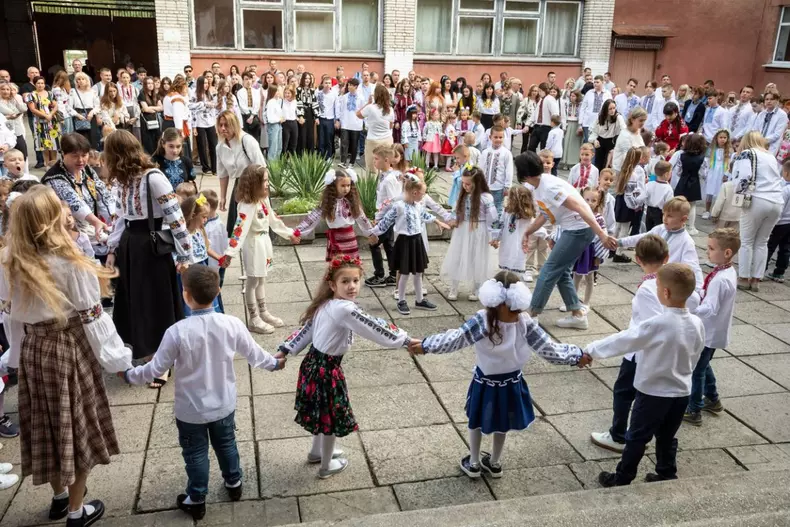 noul-an-scolar-ucraina-1