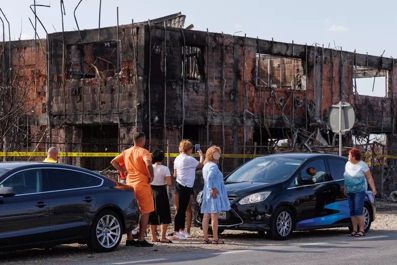 oamenii-fotografiaza-statia-gpl-care-a-fost-distrusa-complet-22