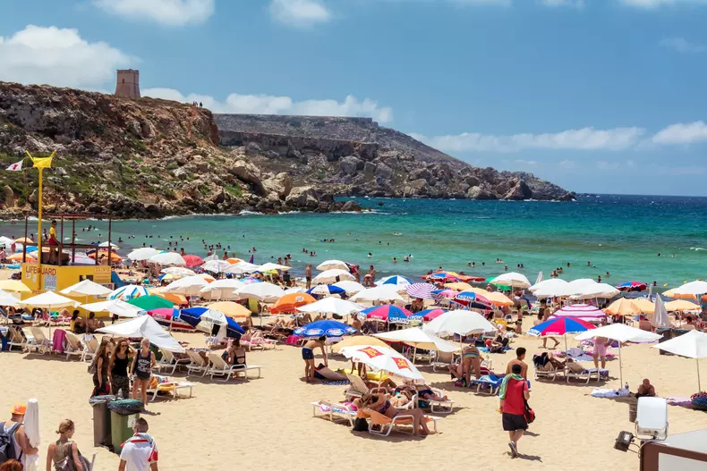 plaja-golden-bay-din-malta