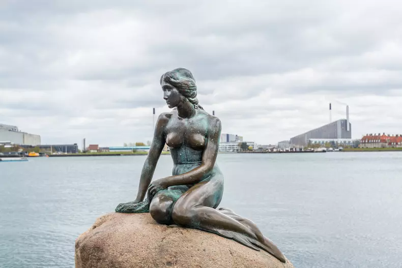 Copenhagen,,Denmark,,April,21,,2017:,The,Little,Mermaid,Statue,By