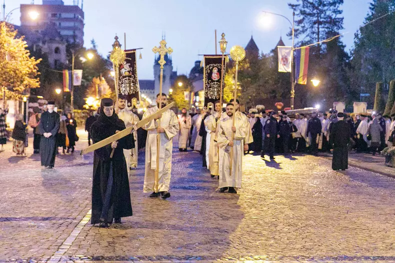 procesiunea-scoaterii-spre-inchinare-a-moastelor-sf-parascheva-2023-foto-silviu-cluci-redim5128