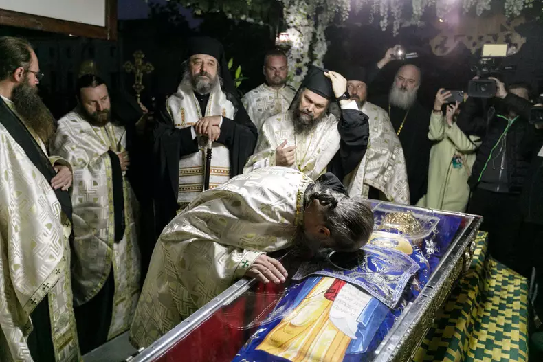 procesiunea-scoaterii-spre-inchinare-a-moastelor-sf-parascheva-2023-foto-silviu-cluci-redim5201