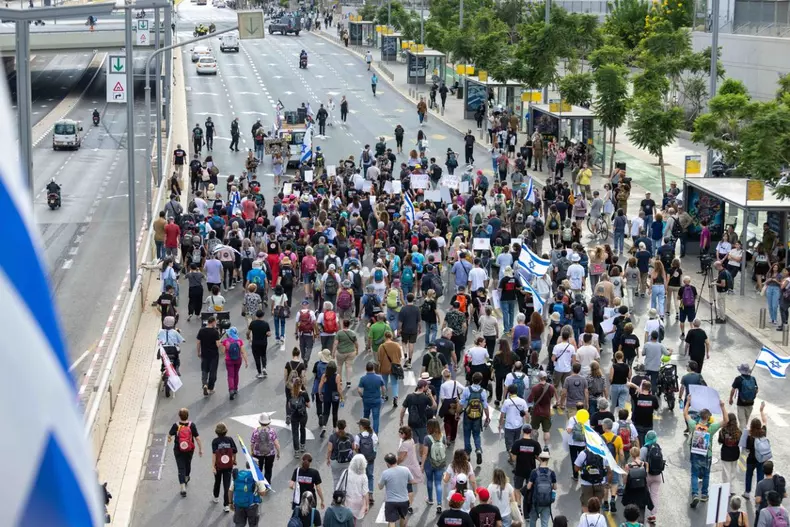 Israelis march from Tel Aviv to Jerusalem in demand of prisoner exchange