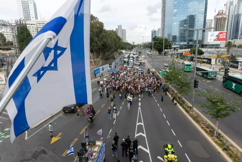 Israelis march from Tel Aviv to Jerusalem in demand of prisoner exchange