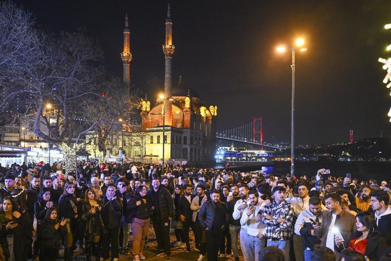 Oamenii au întâmpinat noul an și pe străzile din Istanbul. Foto: Profimedia