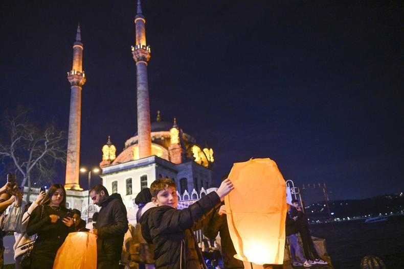 Oamenii au întâmpinat noul an și pe străzile din Istanbul. Foto: Profimedia