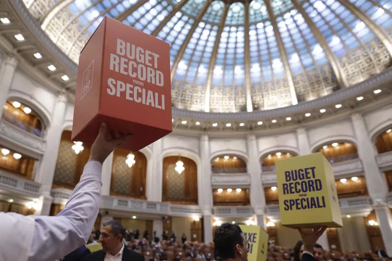 Sedinta plenului reunit al Camerei Deputatilor si Senatului pentru dezbaterea bugetului Romaniei pe anul 2023, in Bucuresti, 19 decembrie 2023. Foto: Inquam Photos / Octav Ganea