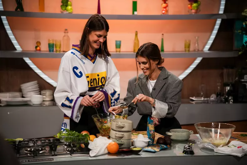 Laura Giurcanu si Sanziana Negru