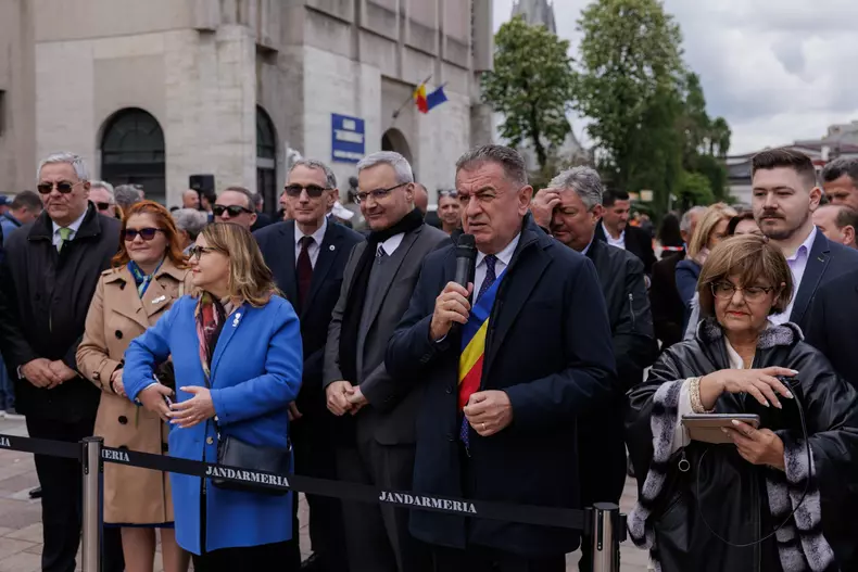 Oficiali din orașele înfrățite cu Pitești au asistat la paradă.