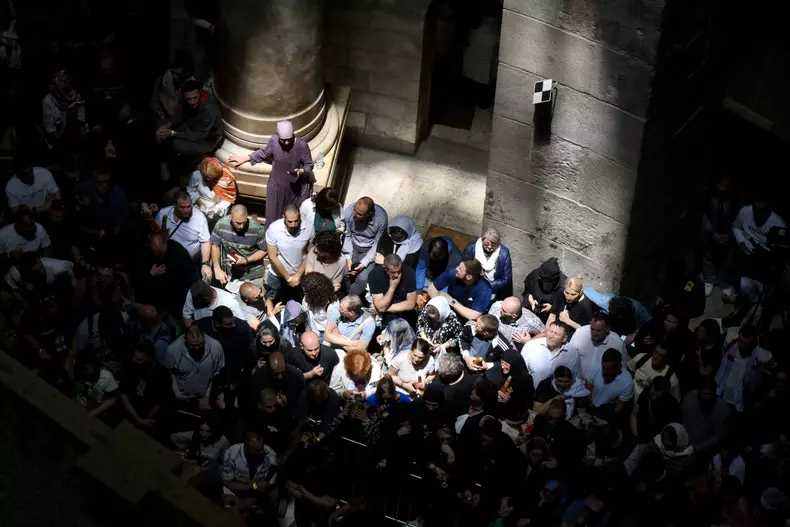 Credincioșii se adună la Biserica Sfântului Mormânt din Ierusalim pentru Paștele Ortodox, 4 mai 2024 / Profimedia