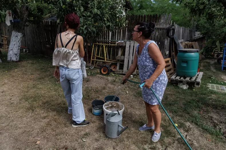 22-o-localnica-si-reporterul-libertatea-umplu-galeti-cu-apa-facultativ