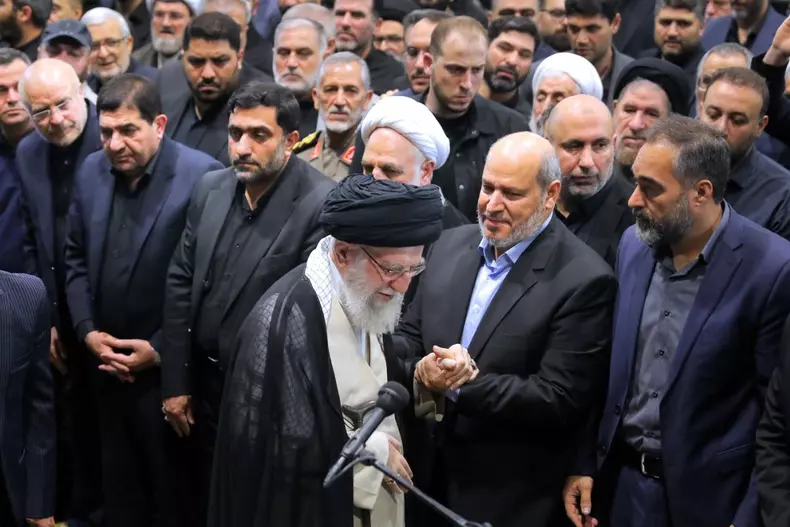 Liderul suprem iranian, ayatolahul Ali Khamenei (în prim-plan), la funeraliile lui Ismail Haniyeh Foto: Profimedia