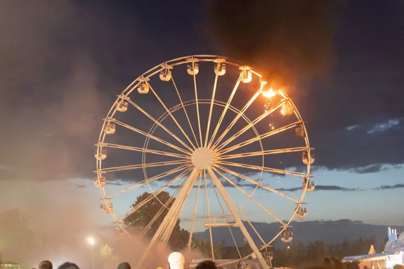 Am Abend des 17. August brach am Riesenrad auf dem Highfield Festival am Störmthaler See bei Leipzig ein Feuer aus. Über