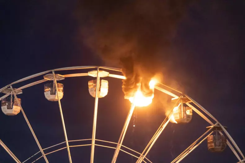 Am Abend des 17. August brach am Riesenrad auf dem Highfield Festival am Störmthaler See bei Leipzig ein Feuer aus. Über
