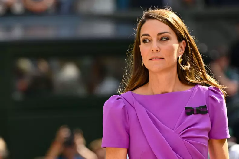 Catherine (Kate) Middleton remet la coupe à Carlos Alcaraz après sa victoire face à Novak Djokovic en finale du tournoi de Wimbledon 2024 (6/2 - 6/2 - 7/6)