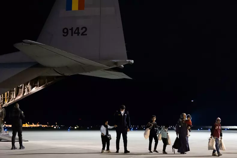 Spitalele din România vor trata copii răniți în războiul din Fâșia Gaza. Primii 8 au ajuns la București-10