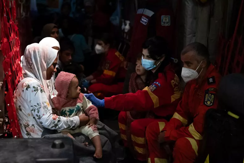 Spitalele din România vor trata copii răniți în războiul din Fâșia Gaza. Primii 8 au ajuns la București-7