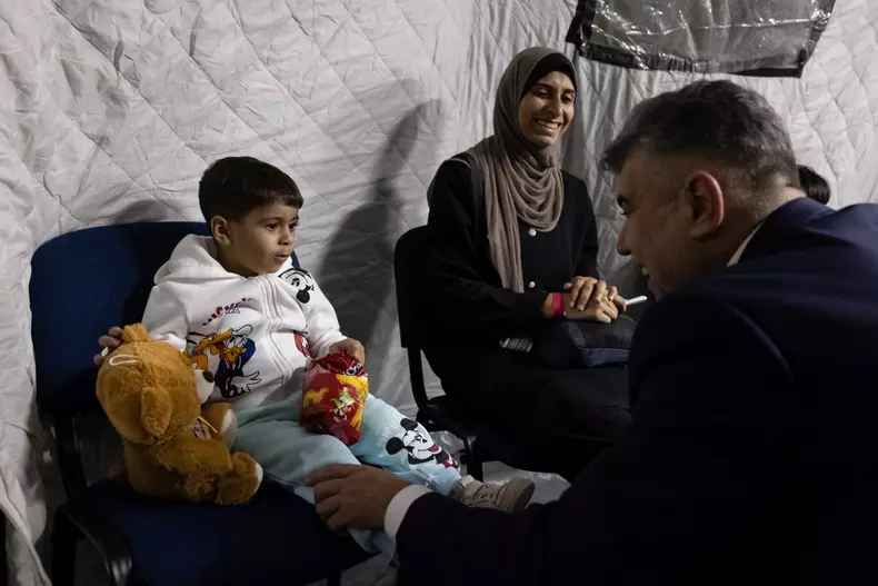 Spitalele din România vor trata copii răniți în războiul din Fâșia Gaza. Primii 8 au ajuns la București-8