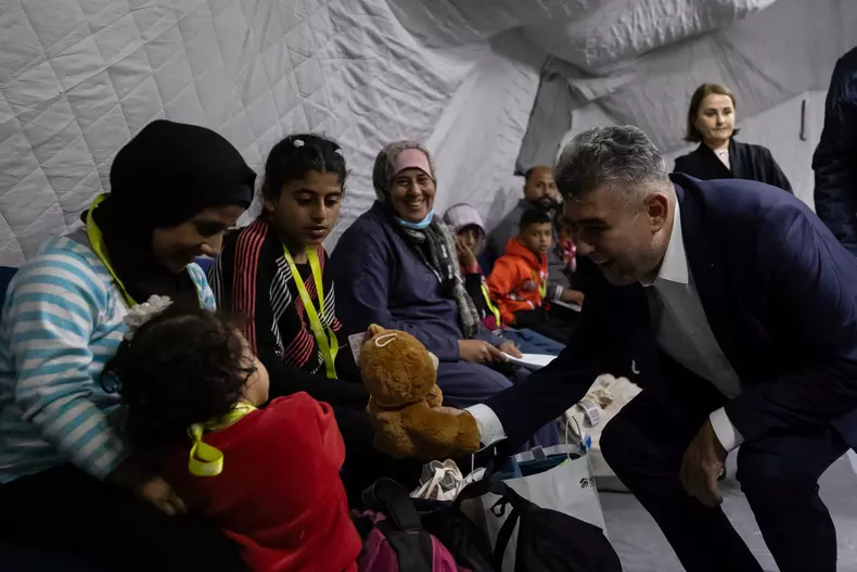 Spitalele din România vor trata copii răniți în războiul din Fâșia Gaza. Primii 8 au ajuns la București-9