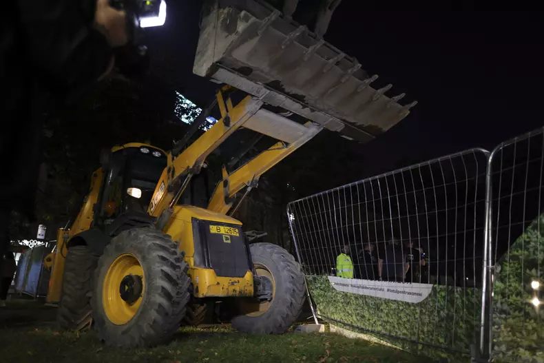Situație tensionată în Piața Unirii după ce Nicușor Dan a adus buldozere pentru a demola șantierul deschis de Primaria Sectorului 4 condusă de Daniel Băluță. Foto: Inquam Photos / Octav Ganea