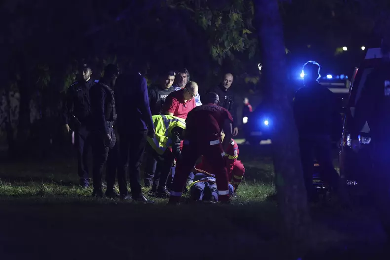 Situație tensionată în Piața Unirii după ce Nicușor Dan a adus buldozere pentru a demola șantierul deschis de Primaria Sectorului 4 condusă de Daniel Băluță. Foto: Inquam Photos / Octav Ganea