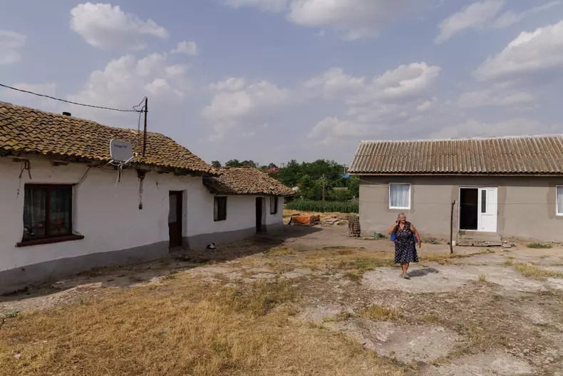In casa veche in care bunica i-a crescut pe copii lociuieste acum un nepot, iar ea s-a mutat in casa tencuita
