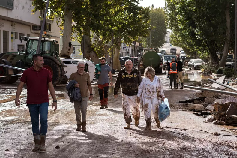 Oameni pe stradă după furtuna Dana, Spania, Valencia. Foto Hepta