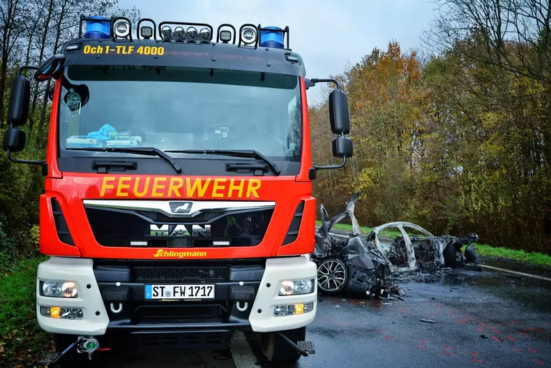 Autospecială Pompieri și mașina distrusă în accidentul provocat pe o șosea din Germania. Foto Freiwillige Feuerwehr Ochtrup.