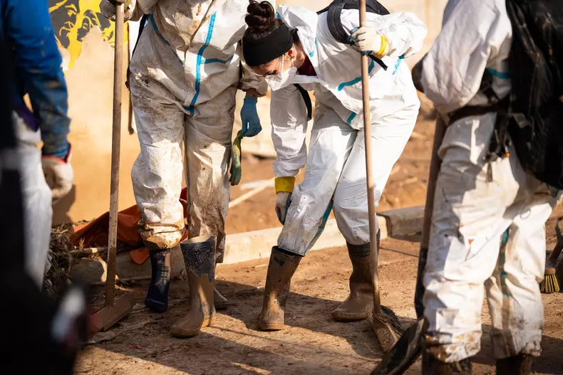 Imagine cu voluntari în Valencia, Spania, 4 noiembrie 2024. Foto profimedia-0930572545