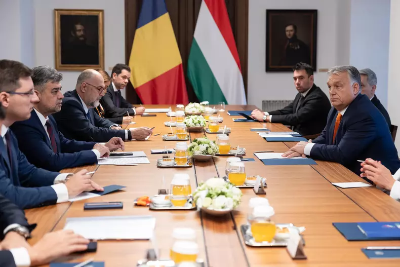 La discuțiile de la Budapesta au mai participat președintele UDMR, Kelemen Hunor, și vicepreședintele Parlamentului European, Victor Negrescu. Foto: Facebook Marcel Ciolacu