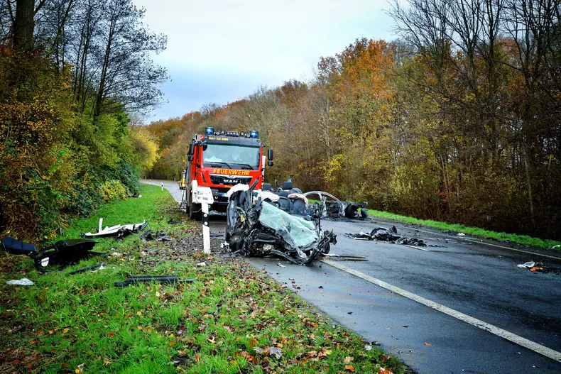 Mașină distrusă după coliziunea cu un alt vehicul. Imagine surprinsă pe o șosea din Germania. Foto Freiwillige Feuerwehr Ochtrup.