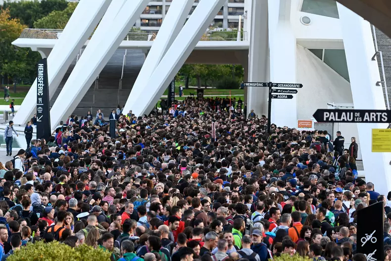 Oamenii s-au adunat la Orașul Artelor și Științelor din Valencia înainte de a pleca să desfășoare activități de voluntariat în zonele devastate de inundații. Foto profimedia-0929357142