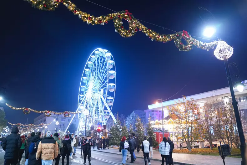 Roată panoramică la târgul de Crăciun din Craiova. Foto Facebook Târgul de Crăciun Craiova