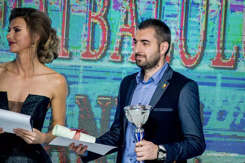 Sebastian-Conatantin Popescu acordând premiul special la Gala Fotbalului Românesc 2016