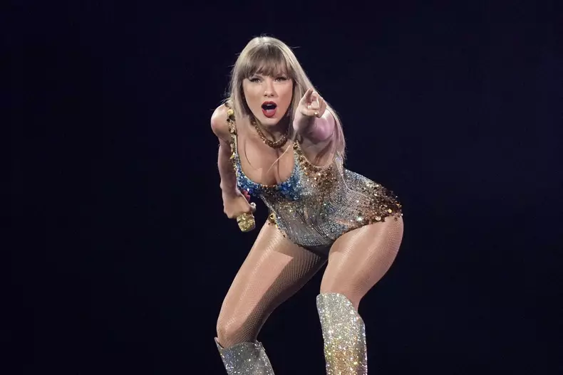 Taylor Swift Performs - Toronto