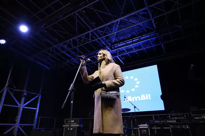 Miting-pro-democrație-România-speră-piata-universitatii (1)