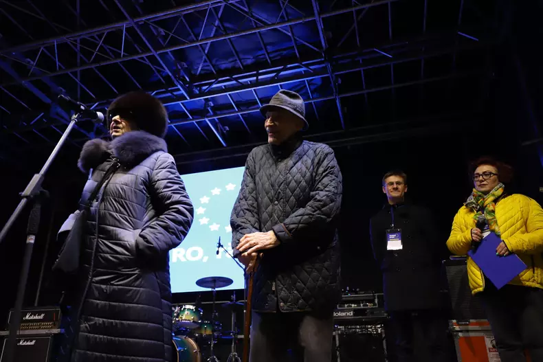 Actorul Victor Rebengiuc are 91 de ani și a vorbit în Piața Universității pe o temperatură care se apropia de 0 grade Celsius. Lângă el, soția sa, Mariana Mihuț